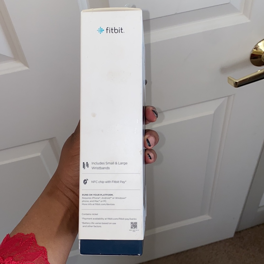 Fitbit versa- NEW NEW - Picture 4 of 5